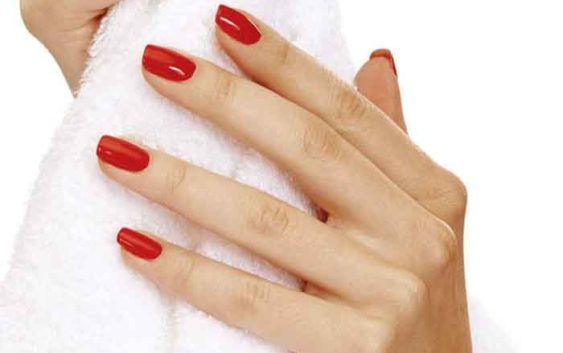 Nails weakened by summer: how to repair them?
