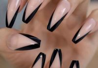 Nail art: make a V manicure Nail art: make a V manicure