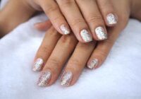 How to wear white glitter gel nail polish？
